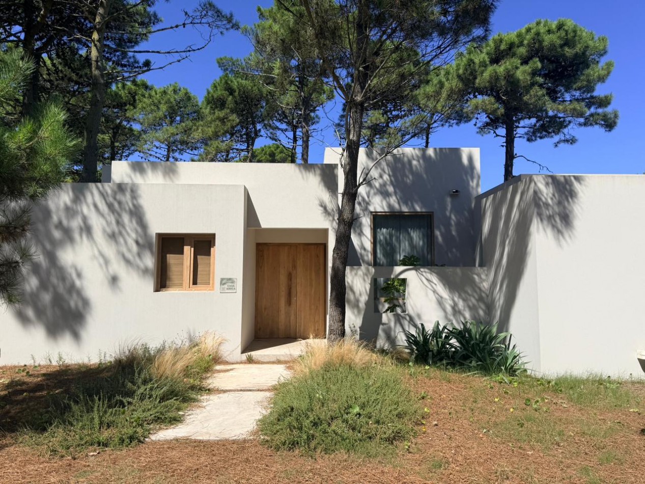 CASA EN VENTA EN PINAMAR ALAMOS - 4 AMBIENTES CON JARDIN, DECK Y EXCELENTE EQUIPAMIENTO