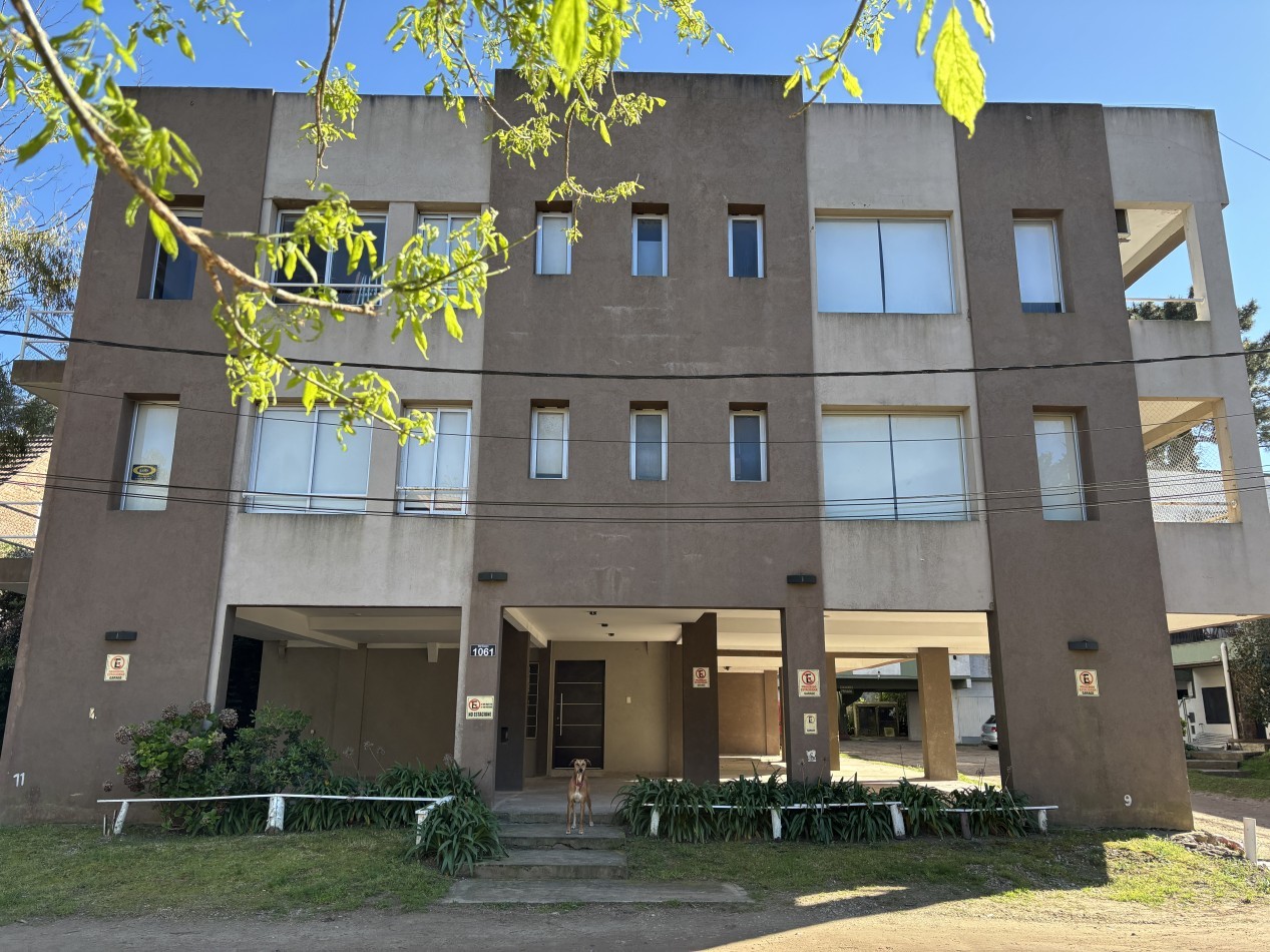 Venta departamento en Pinamar con patio