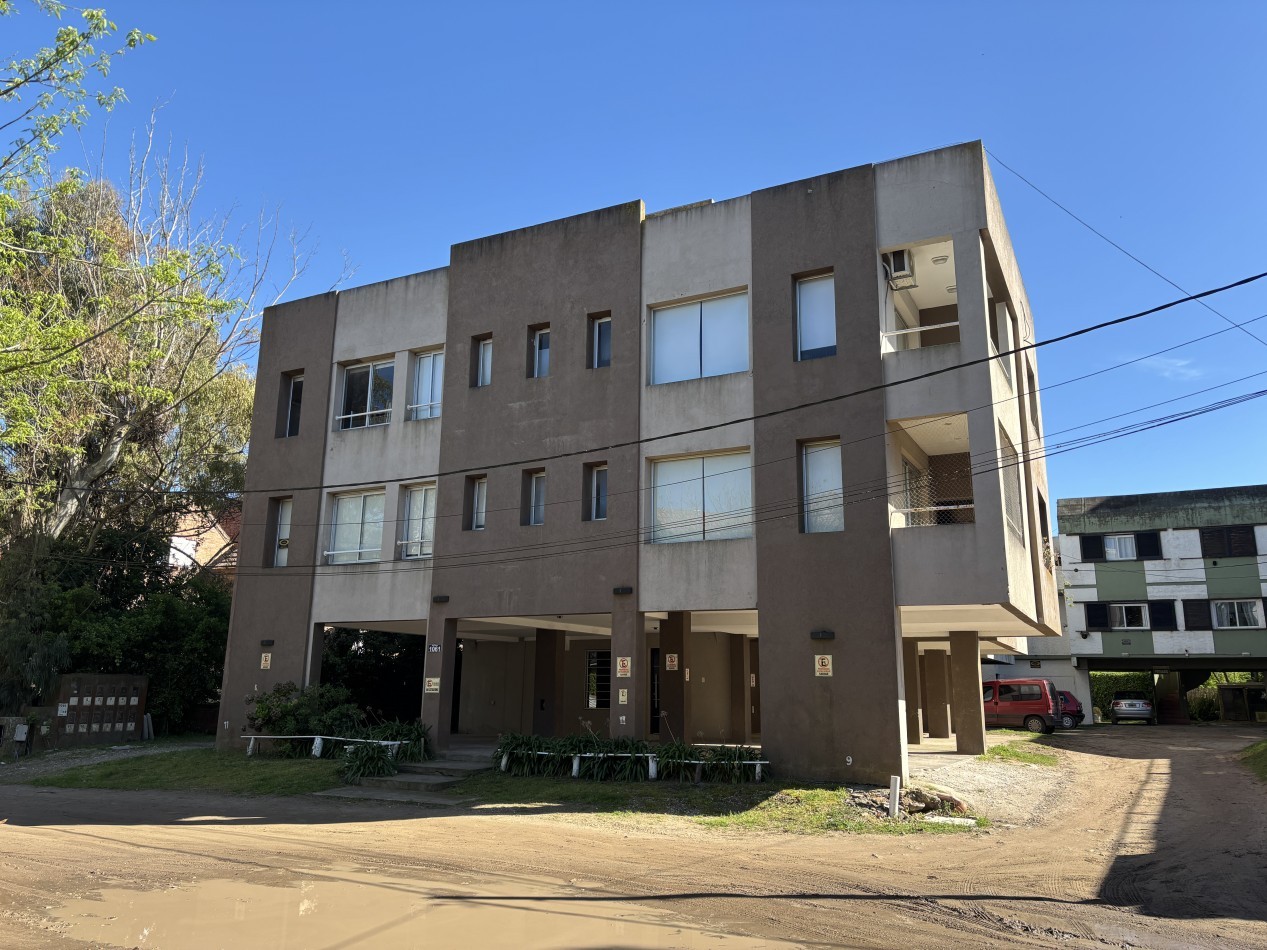 Venta departamento en Pinamar con patio