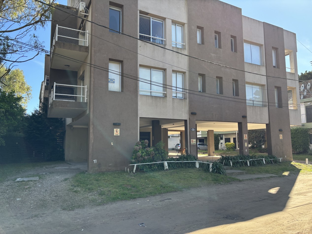 Venta departamento en Pinamar con cochera