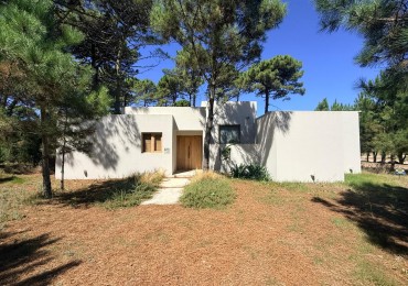 CASA EN VENTA EN PINAMAR ALAMOS - 4 AMBIENTES CON JARDIN, DECK Y EXCELENTE EQUIPAMIENTO